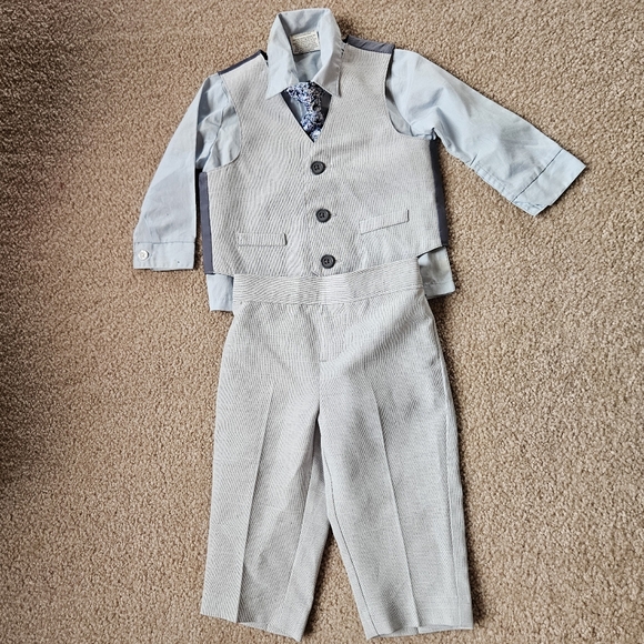 Van Heusen Other - Van Heusen 4 Piece Infant Suit 6/9month